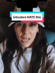 learned this from a brilliant body guard. #safetyessentials  #tacticalflashlight #flashlight #safetytips