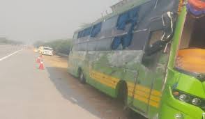 Yamuna Expressway Accident: यमुना एक्सप्रेसवे पर भीषण हादसा, दिल्ली से  वाराणसी जा रही बस पलटी, 14 से अधिक घायल - Punjab Kesari
