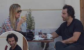 Aidan Turner Enjoys A Coffee With Girlfriend Caitlin Fitzgerald In Rome Daily Mail Online