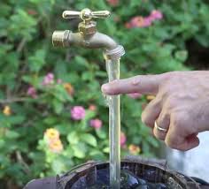 Une Fontaine Simple A Realiser En 10 Minutes Pour Avoir Un Jardin Magique Jardin Couvert Fontaine De Jardin Decor De Jardin Diy
