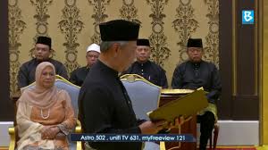 Yang lain ialah timbalan presiden mca datuk dr mah hang soon (timbalan menteri pendidikan i) dan naib presiden mca datuk lim ban hong sebagai. Muhyiddin Angkat Sumpah Pm Kelapan Youtube