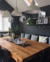 un lieu different accumulations sur murs noirs deco salle a manger table salle a manger banquette salle a manger