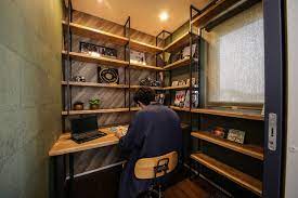 ちょっとした仕事や読書にも最適な書斎 素材感のある壁紙やアイアンでインダストリアルな雰囲気に 書斎 レイアウト 階段 踊り場 インテリア ホームオフィス レイアウト