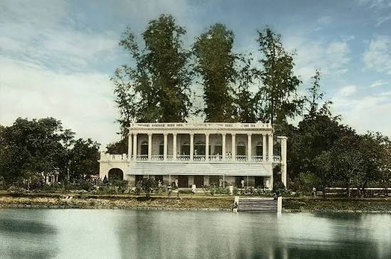 1851 Colonial Era India, Bengal, Calcutta (Kolkata). View of a European house at Garden Reach on the banks of the Hooghly. A very early calotype by German photographer Frederick Fiebig. The East