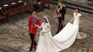 Auch sie tragen weiße kleider, die aber schlichter. Das Brautkleid Von Herzogin Kate Diese Robe Trug Sie Bei Der Royalen Hochzeit
