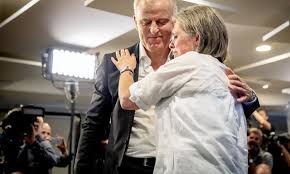 Van 11.00 uur 's ochtends tot 20.00 uur 's avonds is in theater carré in amsterdam de gelegenheid om langs de baar te lopen en een korte groet te brengen, meldt rtl boulevard. Public Farewell For Peter R De Vries In Carre Ruetir