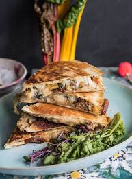 Bergkase Quesadillas Mit Mangold Und Bohnenmus Bohnenmus Lebensmittel Essen Essen