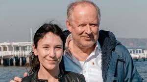 Endlich heute 20:15 tatort kiel by @hueseyintabak 🙏 auf ard mit einer top besetzung + 4blocks reunion by @debocongia 🙏 mit unserem titelsong „fliegen @sero__baby. Nachfolgerin Von Sibel Kekilli Almila Bagriacik Ist Die Neue Im Kieler Borowski Tatort