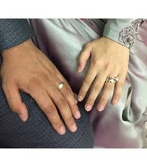 Tanpa harus memamerkan punggung telapak tangan, cincinmu tetap kelihatan kok. 38 Ide Hantaran Tangan Foto Tunangan Pose Perkawinan Fotografi Tunangan