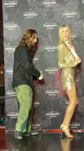 Having, i guess, somehow missed the last million native american appropriation controversies in the fashion industry, heidi klum recently had contestants on germany's next. Heidi Klum 47 Dances As Husband Tom Kaulitz 31 Playfully Swats Her Bottom In Funny Clip Express Digest