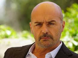 L'attore luca zingaretti è famoso per la sua interpretazione del commissario montalbano, ma chi è nella vita privata? Luca Zingaretti Incidente Mentre Era In Scooter A Roma Paura Per L Attore