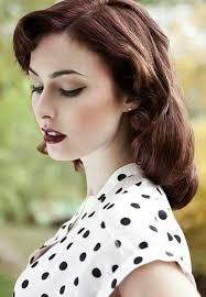 Rockabilly frisuren als absoluter hairstyl trend nice stuff. 50er Frisuren Kurze Braune Lockige Haare Weisses Hemd Make Up Vintage Frisuren Haar Styling Frisuren