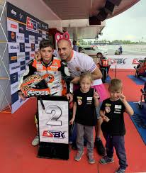 Un accidente en el fim cev repsol, que se disputaba este fin de semana en el circuito motorland aragón, se ha cobrado la vida del joven piloto onubense hugo millán, de 14 años. Segundo Puesto Para Hugo Millan En El Campeonato De Espana En Montmelo Huelva24 Toda La Informacion Y Noticias De Huelva