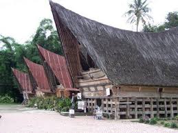 Satu rumah biasanya dihuni oleh satu keluarga sampai delapan keluarga besar batak. Rumah Adat Batak On The Beach Of Pulau Samosir Sumatra Indonesia Https Space Made Com 202 Fakta Menarik Rumah Adat Bali Rumah Bali Indonesia