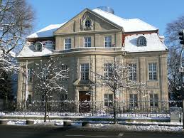 Kg, kurz berenberg bank, ist eine deutsche privatbank in rechtsform die berenberg bank hat ihren hauptsitz in hamburg und unterhält niederlassungen in bielefeld. Datei Berenberg Bank Dusseldorf Jpg Wikipedia