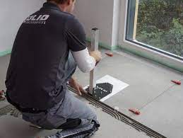 Fliesen nivelliersysteme helfen ihnen ihre fliesen absolut plan ohne überzähne zu verlegen. Ruckenschonende Fliesen Verlegehilfe Solid