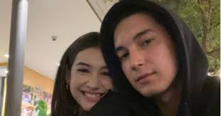 Sandrinna Michelle Kelas Berapa? Beda 7 Tahun dengan Junior Roberts, Tapi  Gaya Pacarannya Kelewat Batas