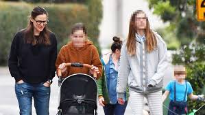 Sure she's a famous celeb. Jennifer Garner S Daughter Violet 14 Is Taller Than Mom On Family Walk With Pets Pic Binge Post