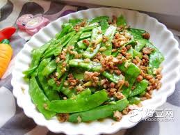 南瓜甜豆面片湯南瓜可促進膽汁分泌，免受粗糙食品刺激，加強胃腸蠕動，幫助食物消化。 推薦人群：備孕 孕期 月子/產後 兒童 忌食人群：嬰兒準備食材：南瓜1塊、小麥麵粉1碗、荷蘭豆適量、色拉油適量、食鹽適量、香. è‚‰æœ«ç‚'è·å…°è±†çš„åšæ³• è‚‰æœ«ç‚'è·å…°è±†æ€Žä¹ˆåš è‚‰æœ«ç‚'è·å…°è±† èœè°± å¥½è±†