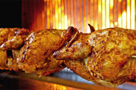 Mettere lo spiedo sotto il grill già acceso, con la leccarda posta sotto e far cuocere i galletti per circa un'ora, spennellandoli di tanto in tanto con un pennello intinto nella birra per renderli più croccanti. Un Pollo Allo Spiedo Che Costa Solo 7 Euro Come E Possibile