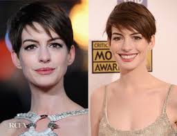 Actress anne hathaway attends the creative coalition's 2009 inaugural ball at the. Get The Look Anne Hathaway S Pixie Crop Red Carpet Fashion Awards