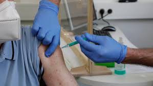 Questions about serious blood clots in a tiny minority of cases have undermined confidence in the astrazeneca vaccine. Uzzic Aazopcxm