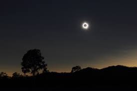 Die dunkelheit im moment der sonnenfinsternis ist in diesen fällen unterschiedlich intensiv. Sonnenfinsternis In Australien 13 11 2012 Astrosolar Com