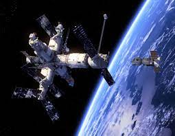 Après l'arrimage réussi de la capsule dragon à l'iss dans la nuit du lundi 16 au mardi 17 novembre, michael hopkins, victor glover, shannon walker et soichi noguchi, trois américains et un japonais, sont arrivés par une trappe dans l'iss. Iss Arrimage Reussi Pour Soyouz Reponse A Tout
