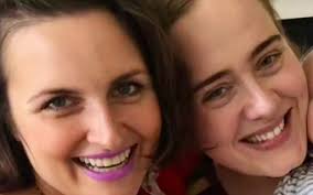 Adele compartilha relato sensível de amiga sobre psicose pós-parto