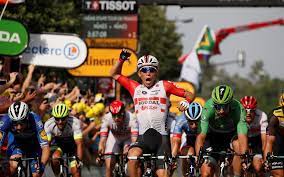 Le tour de france est la plus grande épreuve cycliste au monde, qui se court traditionnellement chaque année au mois de juillet. Tour De France 2019 Ewan Domine Le Sprint Alaphilippe Toujours En Jaune Le Parisien