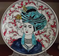 Çini, hamur haline getirilen toprağın şekil verildikten sonra, çeşitli tekniklerle bezenmesi ve pişirilmesiyle icra edilen bir sanattır. Osmanli Cini Sanati Ottoman Ceramic Tile Art Videos Facebook