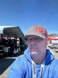 I'm taking a selfie. I am at Walmart in Shelby just messing around hello  everybody. Hope you're doing well. I ran into a little girl. She wanted to  take a selfie with