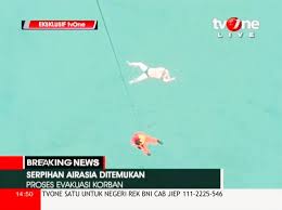 Flight qz8501 disappeared on sunday, december 28, 2014 after taking off from surabaya, indonesia, at 5.35am. Airasia Flight Qz8501 15 Heartbreaking Photos From The Tragic Crash