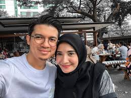 'awak hanya berpura pura sebagai bapa di media sosial' to' puan seri nabilah khan. 9 Tahun Nikah Belum Ada Anak Isteri Irwansyah Kecewa Dibanding2 Dengan Wanita Lain