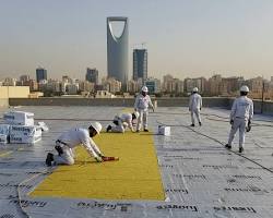 صورة عملية عزل أسطح بجدة بالفوم والعزل المائي والحراري فنيين متخصصين ومواد عزل حديثة