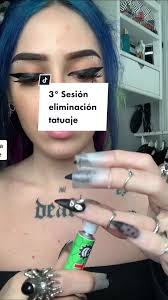 Tatuaje en Muslo: Risa y Dolor en el Arte del Tattoo