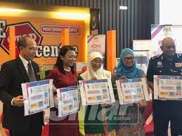Menurut rekod mahkamah, sayoc pernah dikenakan tuduhan membuat ancaman bom pada 2002, mencuri dan memiliki steroid bahan terlarang. Semak Senarai Hitam Pedofilia Melalui Edkk