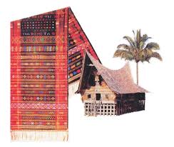 Selama suku batak tinggal di pesisir danau toba, mereka membentuk suatu daerah perkampungan yang cukup unik, dimana mereka memiliki 2 rumah, yaitu rumah jantan dan rumah betina. Rumah Adat Batak Png Gambar Fotografi Abstrak Kartun