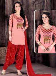 Halo kali ini aku lagi pakai gamis terbaru juga lebar dua lapis ini menggunakan bahan maxmara velvet yang dilapisi oleh diamond dan cille bordir di bagian pinggang dan leher ada payet mutiara di bagian belakang jadi bisa menyesuaikan bentuk badan kita gamis ini ada delapan varian warna nah yang aku pakai ini warna pink terus warna lainnya ada warna krem, warna pink tua, cokelat muda, warna abu. Patiala Harga 1 000 000 Bbm Pin Saree Baju India Facebook