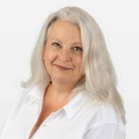 Simone Hewitt's Instagram, Twitter & Facebook