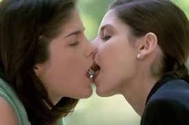 Everyone Should Learn The Cruel Intentions Kiss Cruel Intentions Movie Kisses Lesbians Kissing