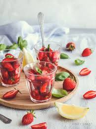Salade De Fraises Au Citron Et Basilic Petit Bec Gourmand En 2020 Salade De Fraises Recette Facile Citron