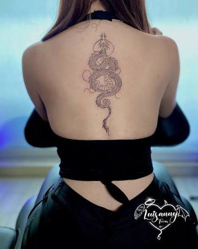 🌸Lindo tatuaje🌸 De una dragón en la espalda De mi clienta . . . . . @luisannytovarart #tatuajedragon #bellotatuaje #clienta #clientafeliz #lindotatuajeenlaespalda #lindotatuaje #espaldatatuada