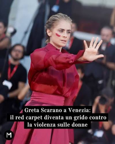 Sul red carpet di Venezia, Greta Scarano sceglie di trasformare la propria  presenza in un messaggio di denuncia contro la violenza sulle donne. Il  volto segnato dal simbolo rosso della campagna e