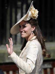 La misa de pascua y cumpleaños de la reina dieron oportunidad de ser testigos de escenas poco vistas de la familia real, pero algo que acaparó las miradas fueron las diferencias entre las reverencias que kate middleton, y zara tindall realizaron al ver a la reina. The Wedding Of Zara Phillips And Mike Tindall Kate Middleton Photos Zara Phillips Photos
