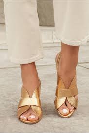 La raison, c'est que notre sélection d'escarpins,bottines pour mollets larges et baskets dotés d'un chaussant spécifiquement adapté n'a jamais été aussi. Moins Sapeur Pompier Theatre Sandales Femme Pied Large De Moisi Cusco Executable