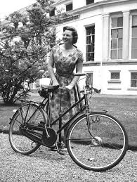 Ultimate Guide To Buying A Retro Bike Eleanor S Stylish Bicycle Accessories For Ladies Historisch Konigliche Familie Niederlande