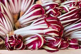 Di semplice lavorazione questo contorno fa anche un effetto scenografico, che renderà i vostri piatti oltre che buoni anche belli da vedere. Radicchio Tipps Vom Anbau Bis Zur Ernte Plantura
