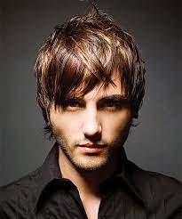 Some of the top older men's haircuts and styles include the side part, modern comb over, buzz cut, and messy textured top. Une Frange En Degrade Long Hair Styles Men Mens Hairstyles Mens Hairstyles Short
