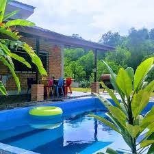 Banglo besar di kampung umbai ( en. Andjung Seri Villa Privasi Lengkap Swimming Pool Jelajah Maya